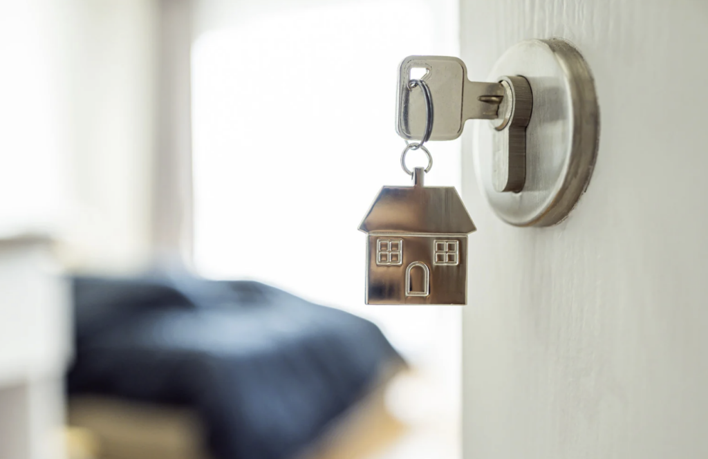 Uygulamada kira ilişkilerinin önemli bir kısmı, tapudaki malik ile değil; malikin yakını, yöneticisi, emlakçısı, mirasçılardan biri, hatta bazen taşınmazı fiilen elinde bulunduran bir kişiyle kuruluyor. Kiracı açısından mesele çoğu zaman “anahtarı kim veriyor?” ve “kira kime ödenecek?” kadar pratik bir noktaya sıkışıyor. Ne var ki Türk hukukunda bu soruların cevabı yalnızca pratik değil; aynı zamanda ciddi sonuçlar doğuran hukuki nitelendirmelere dayanır.