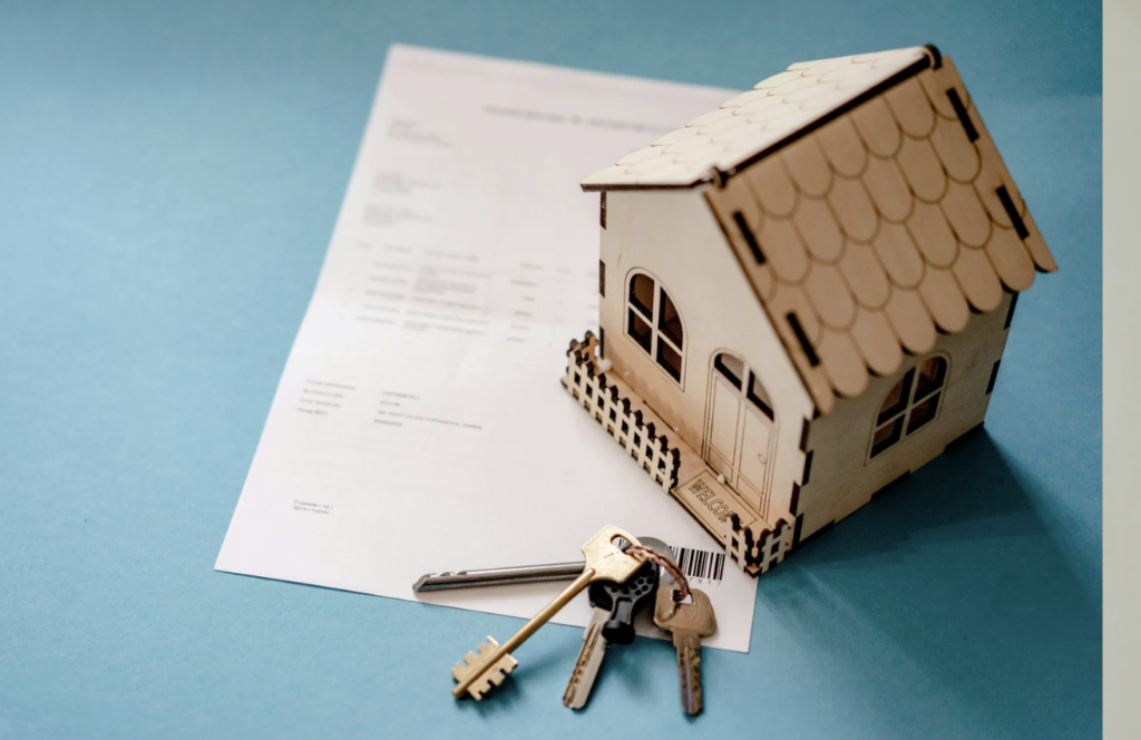 Uygulamada kira ilişkilerinin önemli bir kısmı, tapudaki malik ile değil; malikin yakını, yöneticisi, emlakçısı, mirasçılardan biri, hatta bazen taşınmazı fiilen elinde bulunduran bir kişiyle kuruluyor. Kiracı açısından mesele çoğu zaman “anahtarı kim veriyor?” ve “kira kime ödenecek?” kadar pratik bir noktaya sıkışıyor. Ne var ki Türk hukukunda bu soruların cevabı yalnızca pratik değil; aynı zamanda ciddi sonuçlar doğuran hukuki nitelendirmelere dayanır.