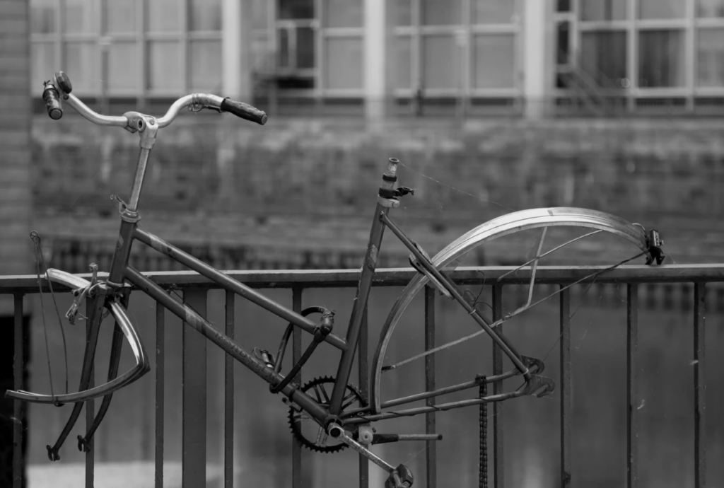 TCK 142/1-a ve 1-e Nedir? Kamu Kurumuna Karşı Nitelikli Hırsızlık Cezası (2026)